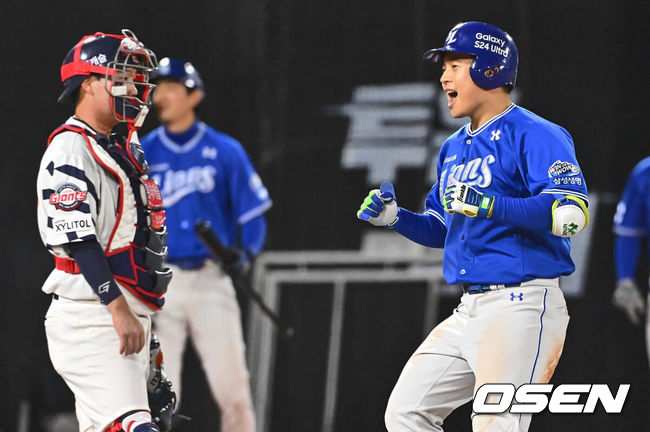 [OSEN=부산, 이석우 기자] 9일 부산 사직구장에서 2024 신한 SOL 뱅크 KBO 리그 롯데 자이언츠와 삼성 라이온즈의 경기가 열렸다. 공동 8위인 롯데와 삼성이 위닝 시리즈를 선점하기 위해 3연전 첫 선발로 각각 나균안과 원태인을 내세웠다.삼성 라이온즈 김헌곤이 6회초 2사 3루 좌월 2점 홈런을 치고 기뻐하고 있다. 2024.04.09 / foto0307@osen.co.kr