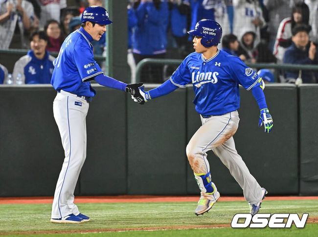 [OSEN=부산, 이석우 기자] 9일 부산 사직구장에서 2024 신한 SOL 뱅크 KBO 리그 롯데 자이언츠와 삼성 라이온즈의 경기가 열렸다. 공동 8위인 롯데와 삼성이 위닝 시리즈를 선점하기 위해 3연전 첫 선발로 각각 나균안과 원태인을 내세웠다.삼성 라이온즈 김헌곤이 6회초 2사 3루 좌월 2점 홈런을 치고 기뻐하고 있다. 2024.04.09 / foto0307@osen.co.kr