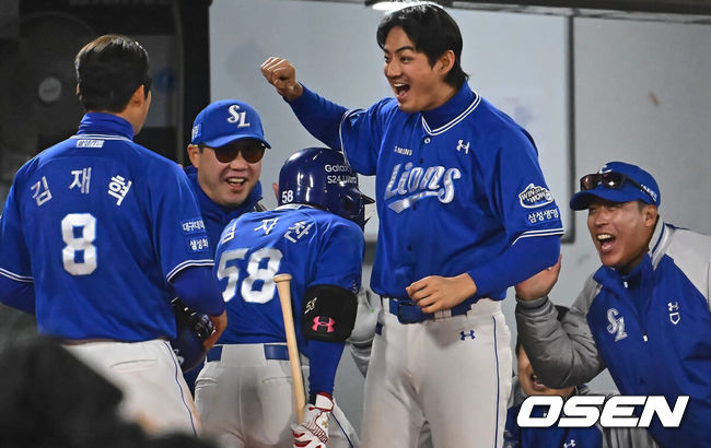 [OSEN=부산, 이석우 기자] 9일 부산 사직구장에서 2024 신한 SOL 뱅크 KBO 리그 롯데 자이언츠와 삼성 라이온즈의 경기가 열렸다. 공동 8위인 롯데와 삼성이 위닝 시리즈를 선점하기 위해 3연전 첫 선발로 각각 나균안과 원태인을 내세웠다.삼성 라이온즈 김지찬이 6회초 1사 1,2루 역전 우월 3점 홈런을 치고 하이파이브를 하고 있다. 2024.04.09 / foto0307@osen.co.kr