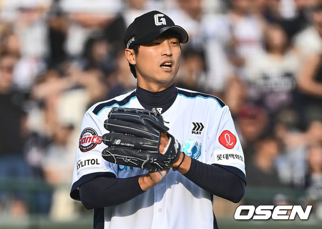 [OSEN=부산, 이석우 기자] 7일 부산 사직구장에서 2024 신한 SOL 뱅크 KBO 리그 롯데 자이언츠와 두산 베어스의 경기가 열렸다. 롯데와 두산의 시즌 첫 3연전 승부는 1-1로 위닝 시리즈를 위한 마지막 승부가 펼쳐졌다.롯데 자이언츠 구승민이 8회초 1사 1,3루 두산 베어스 박준영의 3루 땅볼때 병살을 놓치자 아쉬워하고 있다. 2024.04.07 / foto0307@osen.co.kr