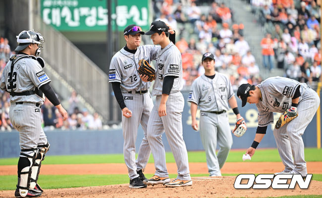 [OSEN=잠실, 조은정 기자] 10일 오후 서울 잠실구장에서 ‘2024 신한 SOL BANK KBO리그’ 두산 베어스와 한화 이글스의 경기가 열렸다.4연패 수렁에 빠진 한화는 시즌 8승 6패 공동 5위, 2연패를 끊어낸 두산은 6승 9패 7위다. 두 팀의 승차는 2.5경기. 이날 한화는 문동주를 두산은 알칸타라가 선발로 마운드에 오른다.4회말 1사 1루 두산 문동주가 교체되고 있다. 2024.04.10 /cej@osen.co.kr 