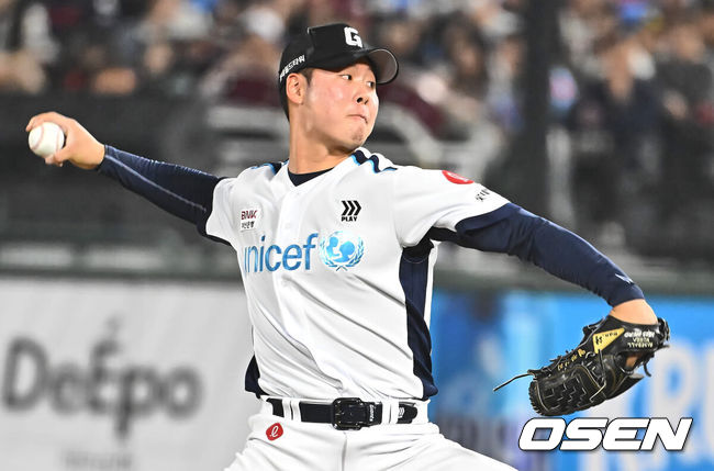 [OSEN=부산, 이석우 기자] 6일 부산 사직구장에서 2024 신한 SOL 뱅크 KBO 리그 롯데 자이언츠와 두산 베어스의 경기가 열렸다. 전날 1점차로 아쉬운 패배를 기록한 롯데는 안경 에이스 박세웅을 선발로 내세워 설욕전을 펼치며 연패를 끊은 두산은 곽빈을 선발로 내세워 연승을 노린다.롯데 자이언츠 전미르가 역투하고 있다. 2024.04.06 / foto0307@osen.co.kr