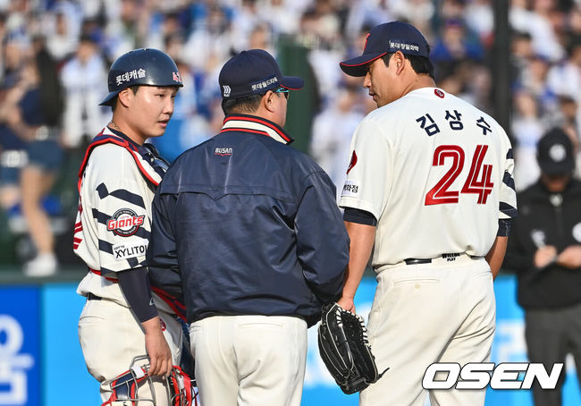 [OSEN=부산, 이석우 기자] 10일 부산 사직구장에서 2024 신한 SOL 뱅크 KBO 리그 롯데 자이언츠와 삼성 라이온즈의 경기가 열렸다. 부상에서 돌아온 김헌곤과 출산휴가를 마친 맥키넌까지 더해진 타선의 힘에 불펜의 안정감을 더한 삼성은 코너를 선발로 내세워 4연승에 도전하고, 롯데는 분위기 반전을 위해 ‘사직 아이돌’ 김민석을 1군으로 불렀고 ‘사직예수’ 윌커슨이 선발로 나섰다.롯데 자이언츠 김태형 감독이 8회초 무사 1,2루 삼성 라이온즈 강민호 타석때 마운드에 올라 김상수와 얘기를 하고 있다. 2024.04.10 / foto0307@osen.co.kr