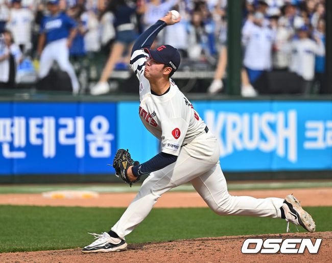 [OSEN=부산, 이석우 기자] 10일 부산 사직구장에서 2024 신한 SOL 뱅크 KBO 리그 롯데 자이언츠와 삼성 라이온즈의 경기가 열렸다. 부상에서 돌아온 김헌곤과 출산휴가를 마친 맥키넌까지 더해진 타선의 힘에 불펜의 안정감을 더한 삼성은 코너를 선발로 내세워 4연승에 도전하고, 롯데는 분위기 반전을 위해 ‘사직 아이돌’ 김민석을 1군으로 불렀고 ‘사직예수’ 윌커슨이 선발로 나섰다.롯데 자이언츠 전미르가 역투하고 있다. 2024.04.10 / foto0307@osen.co.kr