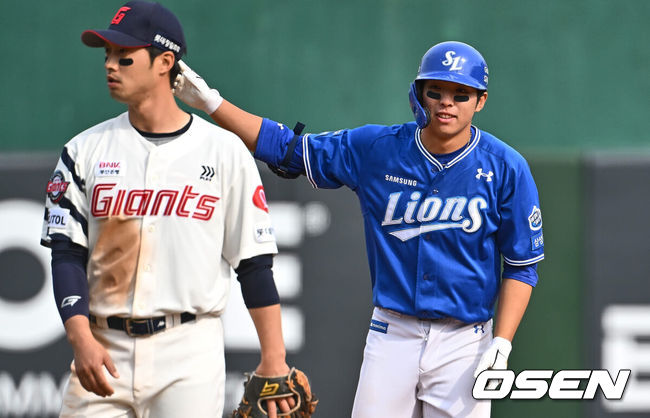 [OSEN=부산, 이석우 기자] 10일 부산 사직구장에서 2024 신한 SOL 뱅크 KBO 리그 롯데 자이언츠와 삼성 라이온즈의 경기가 열렸다. 부상에서 돌아온 김헌곤과 출산휴가를 마친 맥키넌까지 더해진 타선의 힘에 불펜의 안정감을 더한 삼성은 코너를 선발로 내세워 4연승에 도전하고, 롯데는 분위기 반전을 위해 ‘사직 아이돌’ 김민석을 1군으로 불렀고 ‘사직예수’ 윌커슨이 선발로 나섰다.삼성 라이온즈 김영웅이 6회초 1사 1루 우익수 오른쪽에 떨어지는 2루타를 치고 세리머니를 하고 있다. 2024.04.10 / foto0307@osen.co.kr