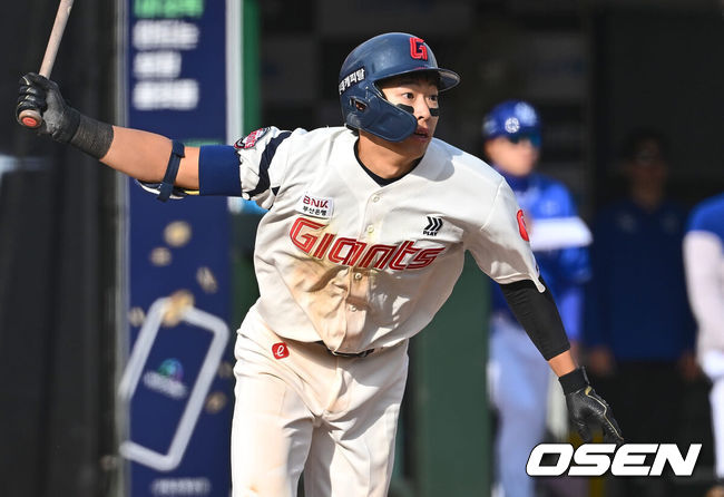 [OSEN=부산, 이석우 기자] 10일 부산 사직구장에서 2024 신한 SOL 뱅크 KBO 리그 롯데 자이언츠와 삼성 라이온즈의 경기가 열렸다. 부상에서 돌아온 김헌곤과 출산휴가를 마친 맥키넌까지 더해진 타선의 힘에 불펜의 안정감을 더한 삼성은 코너를 선발로 내세워 4연승에 도전하고, 롯데는 분위기 반전을 위해 ‘사직 아이돌’ 김민석을 1군으로 불렀고 ‘사직예수’ 윌커슨이 선발로 나섰다.롯데 자이언츠 김민석이 6회말 2사 3루 1타점 우전 안타를 치고 있다. 2024.04.10 / foto0307@osen.co.kr