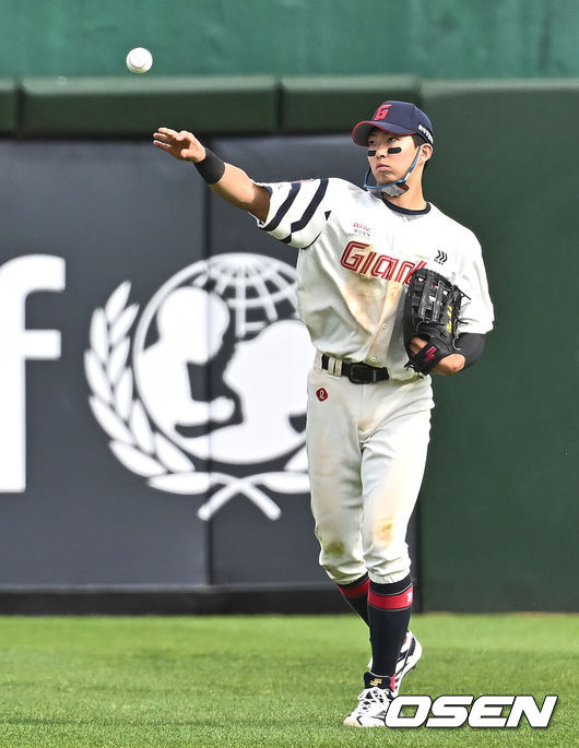 [OSEN=부산, 이석우 기자] 10일 부산 사직구장에서 2024 신한 SOL 뱅크 KBO 리그 롯데 자이언츠와 삼성 라이온즈의 경기가 열렸다. 부상에서 돌아온 김헌곤과 출산휴가를 마친 맥키넌까지 더해진 타선의 힘에 불펜의 안정감을 더한 삼성은 코너를 선발로 내세워 4연승에 도전하고, 롯데는 분위기 반전을 위해 ‘사직 아이돌’ 김민석을 1군으로 불렀고 ‘사직예수’ 윌커슨이 선발로 나섰다.롯데 자이언츠 김민석이 5회초 무사 1루 삼성 라이온즈 김호진의 타구를 몸을 날려 잡고 볼을 던지고 있다. 2024.04.10 / foto0307@osen.co.kr