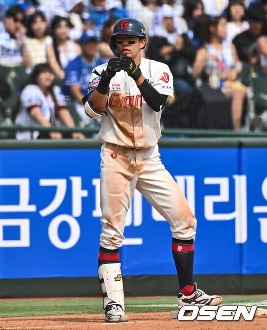 [OSEN=부산, 이석우 기자] 10일 부산 사직구장에서 2024 신한 SOL 뱅크 KBO 리그 롯데 자이언츠와 삼성 라이온즈의 경기가 열렸다. 부상에서 돌아온 김헌곤과 출산휴가를 마친 맥키넌까지 더해진 타선의 힘에 불펜의 안정감을 더한 삼성은 코너를 선발로 내세워 4연승에 도전하고, 롯데는 분위기 반전을 위해 ‘사직 아이돌’ 김민석을 1군으로 불렀고 ‘사직예수’ 윌커슨이 선발로 나섰다.롯데 자이언츠 김민석이 3회말 무사 중견수 오른쪽 넘기는 3루타를 치고 세리머니를 하고 있다. 2024.04.10 / foto0307@osen.co.kr