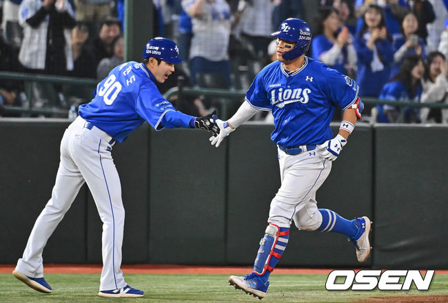 [OSEN=부산, 이석우 기자] 11일 부산 사직구장에서 2024 신한 SOL 뱅크 KBO 리그 롯데 자이언츠와 삼성 라이온즈의 경기가 열렸다. 3연전 스윕을 위해 삼성 라이온즈는 레예스를 선발로 스윕패를 막으려는 롯데 자이언츠는 이인복을 선발로 내세웠다.삼성 라이온즈 강민호가 2회초 1사 3루 좌월 2점 홈런을 치고 하이파이브를 하고 있다. 2024.04.11 / foto0307@osen.co.kr