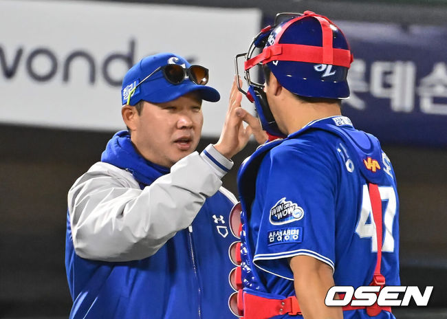 [OSEN=부산, 이석우 기자] 11일 부산 사직구장에서 2024 신한 SOL 뱅크 KBO 리그 롯데 자이언츠와 삼성 라이온즈의 경기가 열렸다. 3연전 스윕을 위해 삼성 라이온즈는 레예스를 선발로 스윕패를 막으려는 롯데 자이언츠는 이인복을 선발로 내세웠다.삼성 라이온즈 박진만 감독이 롯데 자이언츠에 4-0 승리하고 강민호와 하이파이브를 하고 있다. 2024.04.11 / foto0307@osen.co.kr