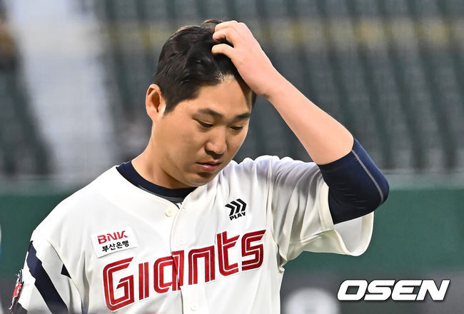 [OSEN=부산, 이석우 기자] 11일 부산 사직구장에서 2024 신한 SOL 뱅크 KBO 리그 롯데 자이언츠와 삼성 라이온즈의 경기가 열렸다. 3연전 스윕을 위해 삼성 라이온즈는 레예스를 선발로 스윕패를 막으려는 롯데 자이언츠는 이인복을 선발로 내세웠다.롯데 자이언츠 선발 투수 이인복이 2회초 삼성 라이온즈 강민호에게 2점 홈런을 맞고 아쉬워하고 있다. 2024.04.11 / foto0307@osen.co.kr