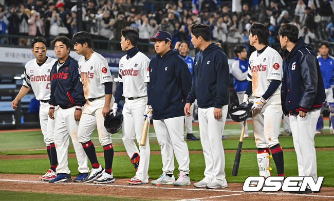 [OSEN=부산, 이석우 기자] 11일 부산 사직구장에서 2024 신한 SOL 뱅크 KBO 리그 롯데 자이언츠와 삼성 라이온즈의 경기가 열렸다. 3연전 스윕을 위해 삼성 라이온즈는 레예스를 선발로 스윕패를 막으려는 롯데 자이언츠는 이인복을 선발로 내세웠다.롯데 자이언츠 선수들이 삼성 라이온즈에 3연패 당하고 어두운 표정을 짓고 있다. 2024.04.11 / foto0307@osen.co.kr