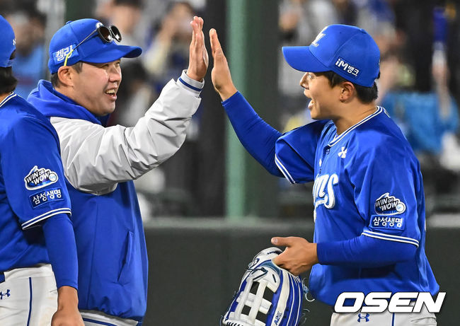 [OSEN=부산, 이석우 기자]삼성 라이온즈 박진만 감독이 롯데 자이언츠에 8-1로 승리한 후 기쁨을 나누고 있다. 2024.04.09 / foto0307@osen.co.kr