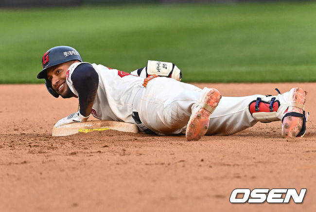 [OSEN=부산, 이석우 기자] 10일 부산 사직구장에서 2024 신한 SOL 뱅크 KBO 리그 롯데 자이언츠와 삼성 라이온즈의 경기가 열렸다. 부상에서 돌아온 김헌곤과 출산휴가를 마친 맥키넌까지 더해진 타선의 힘에 불펜의 안정감을 더한 삼성은 코너를 선발로 내세워 4연승에 도전하고, 롯데는 분위기 반전을 위해 ‘사직 아이돌’ 김민석을 1군으로 불렀고 ‘사직예수’ 윌커슨이 선발로 나섰다.롯데 자이언츠 레이예스가 9회말 무사 3루 외야라인을 살짝 벗어나는 2번의 파울볼에 2루에서 웃고 있다. 2024.04.10 / foto0307@osen.co.kr