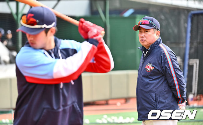 [OSEN=부산, 이석우 기자] 11일 부산 사직구장에서 2024 신한 SOL 뱅크 KBO 리그 롯데 자이언츠와 두산 베어스의 시범경기가 열렸다. 롯데 자이언츠 김태형 감독이 이학주의 타격 훈련을 지켜보고 있다. 2024.03.11 / foto0307@osen.co.kr