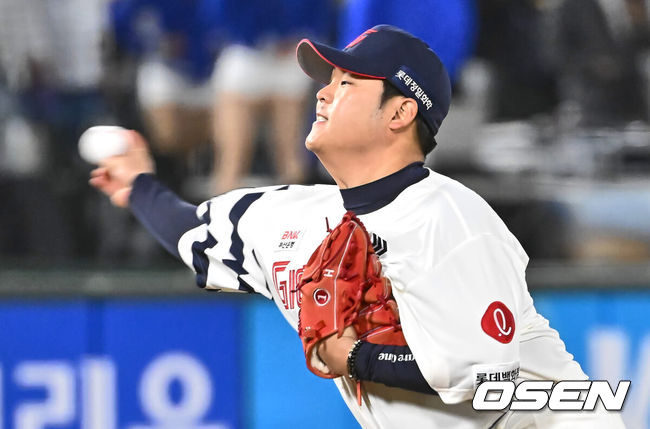 [OSEN=부산, 이석우 기자] 9일 부산 사직구장에서 2024 신한 SOL 뱅크 KBO 리그 롯데 자이언츠와 삼성 라이온즈의 경기가 열렸다. 공동 8위인 롯데와 삼성이 위닝 시리즈를 선점하기 위해 3연전 첫 선발로 각각 나균안과 원태인을 내세웠다.롯데 자이언츠 한현희가 역투하고 있다. 2024.04.09 / foto0307@osen.co.kr