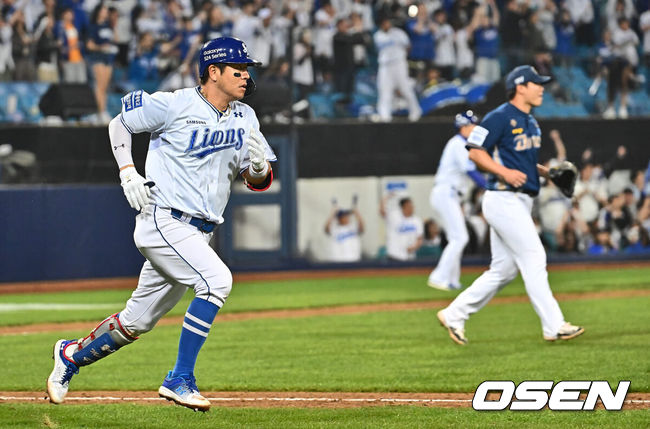 [OSEN=대구, 이석우 기자] 12일 대구 삼성라이온즈파크에서 2024 신한 SOL 뱅크 KBO 리그 삼성 라이온즈와 NC 다이노스의 경기가 열렸다. 롯데전 3연승을 쓸어 담은 삼성은 연승 분위기를 이어 갈 선발로 이승민을, 전날 권희동의 연장 10회 끝내기로 위닝 시리즈를 이룬 NC는 2승을 기록중인 카스타노를 선발로 내세웠다.삼성 라이온즈 강민호가 8회말 2사 1,2루 중견수 오른쪽에 떨어지는 1타점 적시타를 치고 진루하고 있다. 강민호는 이 안타로 2000안타(19번째) 기록을 달성했다. 2024.04.12 / foto0307@osen.co.kr