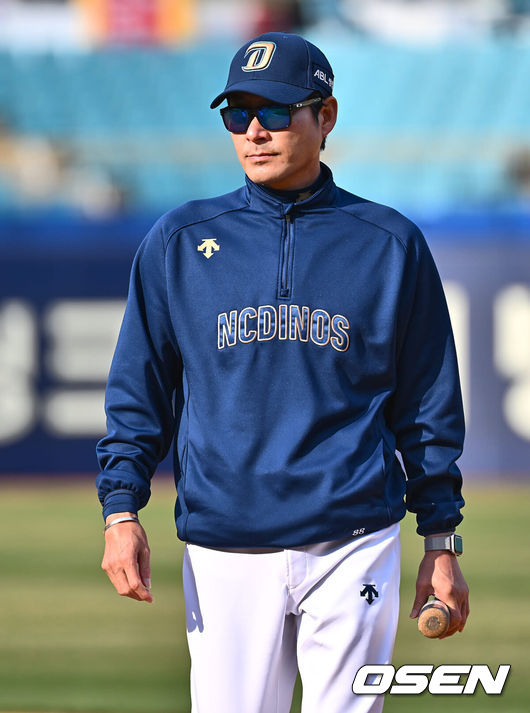 [OSEN=대구, 이석우 기자] 12일 대구 삼성라이온즈파크에서 2024 신한 SOL 뱅크 KBO 리그 삼성 라이온즈와 의 경기가 열렸다. 롯데전 3연승을 쓸어 담은 삼성은 연승 분위기를 이어 갈 선발로 이승민을, 전날 권희동의 연장 10회 끝내기로 위닝 시리즈를 이룬 NC는 2승을 기록중인 카스타노를 선발로 내세웠다.NC 다이노스 강인권 감독이 선수들의 훈련을 지켜보고 있다. 2024.04.12 / foto0307@osen.co.kr