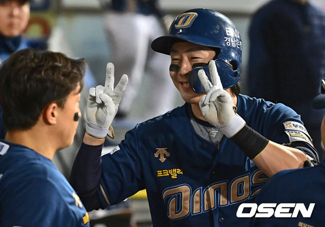 [OSEN=대구, 이석우 기자] 12일 대구 삼성라이온즈파크에서 2024 신한 SOL 뱅크 KBO 리그 삼성 라이온즈와 NC 다이노스의 경기가 열렸다. 롯데전 3연승을 쓸어 담은 삼성은 연승 분위기를 이어 갈 선발로 이승민을, 전날 권희동의 연장 10회 끝내기로 위닝 시리즈를 이룬 NC는 2승을 기록중인 카스타노를 선발로 내세웠다.NC 다이노스 박건우가 5회초 무사 중월 솔로 홈런을 치고 기념촬영을 하고 있다. 2024.04.12 / foto0307@osen.co.kr