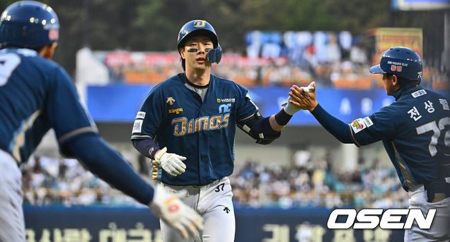 [OSEN=대구, 이석우 기자] 12일 대구 삼성라이온즈파크에서 2024 신한 SOL 뱅크 KBO 리그 삼성 라이온즈와 NC 다이노스의 경기가 열렸다. 롯데전 3연승을 쓸어 담은 삼성은 연승 분위기를 이어 갈 선발로 이승민을, 전날 권희동의 연장 10회 끝내기로 위닝 시리즈를 이룬 NC는 2승을 기록중인 카스타노를 선발로 내세웠다.NC 다이노스 박건우가 1회초 2사 우월 솔로 홈런을 치고 하이파이브를 하고 있다. 2024.04.12 / foto0307@osen.co.kr