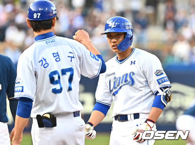 [OSEN=대구, 이석우 기자] 13일 대구 삼성라이온즈파크에서 2024 신한 SOL 뱅크 KBO 리그 삼성 라이온즈와 NC 다이노스의 경기가 열렸다. 삼성은 지난해 10월 왼쪽 어깨 관절와순 수술을 받은 내야수 이재현을 1군에 복귀 시켰으며 선발로 이호성이 출전하고, NC는 3승에 도전하는 하트를 선발로 내고 삼성전 위닝 시리즈를 노린다. 삼성 라이온즈 이재현이 4회말 1사 3루 동점 1타점 우중간 안타를 치고 하이파이브를 하고 있다. 2024.04.13 / foto0307@osen.co.kr