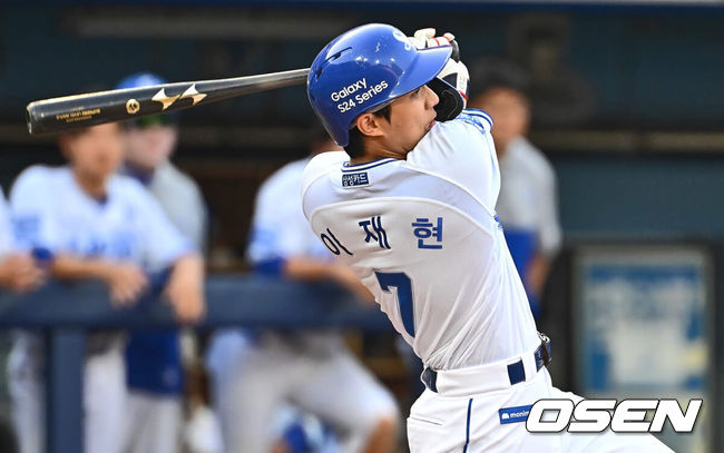 [OSEN=대구, 이석우 기자] 13일 대구 삼성라이온즈파크에서 2024 신한 SOL 뱅크 KBO 리그 삼성 라이온즈와 NC 다이노스의 경기가 열렸다. 삼성은 지난해 10월 왼쪽 어깨 관절와순 수술을 받은 내야수 이재현을 1군에 복귀 시켰으며 선발로 이호성이 출전하고, NC는 3승에 도전하는 하트를 선발로 내고 삼성전 위닝 시리즈를 노린다. 삼성 라이온즈 이재현이 4회말 1사 3루 동점 1타점 우중간 안타를 치고 있다. 2024.04.13 / foto0307@osen.co.kr