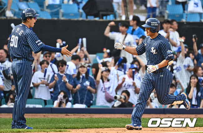 [OSEN=대구, 이석우 기자] 14일 대구 삼성라이온즈파크에서 2024 신한 SOL 뱅크 KBO 리그 삼성 라이온즈와 NC 다이노스의 경기가 열렸다. 홈 첫승과 연패 탈출을 노리는 삼성은 에이스 원태인을 선발로, 삼성전 2승을 기록한 NC는 스윕승을 위해 이재학을 선발로 내세웠다. 삼성 라이온즈 이성규가 6회말 1사 좌월 솔로 홈런을 치고 하이파이브를 하고 있다. 2024.04.14 / foto0307@osen.co.kr