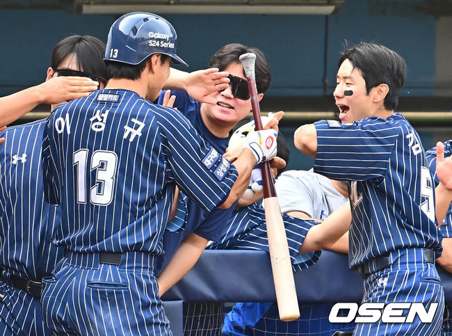 [OSEN=대구, 이석우 기자] 14일 대구 삼성라이온즈파크에서 2024 신한 SOL 뱅크 KBO 리그 삼성 라이온즈와 NC 다이노스의 경기가 열렸다. 홈 첫승과 연패 탈출을 노리는 삼성은 에이스 원태인을 선발로, 삼성전 2승을 기록한 NC는 스윕승을 위해 이재학을 선발로 내세웠다. 삼성 라이온즈 이성규가 6회말 1사 좌월 솔로 홈런을 치고 동료들과 하이파이브를 하고 있다. 2024.04.14 / foto0307@osen.co.kr