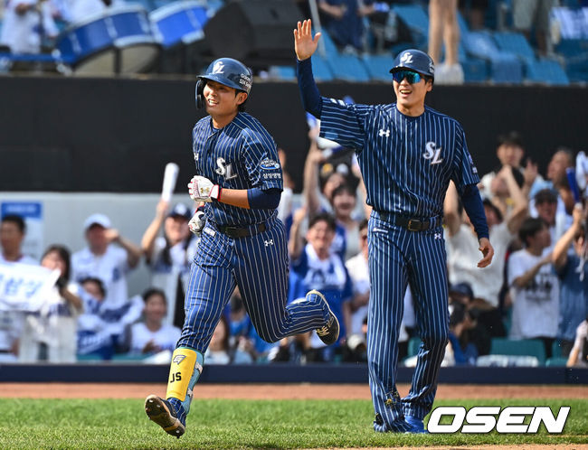 [OSEN=대구, 이석우 기자] 14일 대구 삼성라이온즈파크에서 2024 신한 SOL 뱅크 KBO 리그 삼성 라이온즈와 NC 다이노스의 경기가 열렸다. 홈 첫승과 연패 탈출을 노리는 삼성은 에이스 원태인을 선발로, 삼성전 2승을 기록한 NC는 스윕승을 위해 이재학을 선발로 내세웠다. 삼성 라이온즈 김재상이 4회말 1사 1루 좌월 2점 홈런을 치고 하이파이브를 하고 있다. 2024.04.14 / foto0307@osen.co.kr