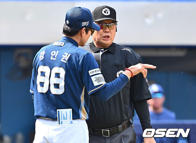 [OSEN=대구, 이석우 기자] 14일 대구 삼성라이온즈파크에서 2024 신한 SOL 뱅크 KBO 리그 삼성 라이온즈와 NC 다이노스의 경기가 열렸다. 홈 첫승과 연패 탈출을 노리는 삼성은 에이스 원태인을 선발로, 삼성전 2승을 기록한 NC는 스윕승을 위해 이재학을 선발로 내세웠다. NC 다이노스 강인권 감독이 3회말 2사 2루 삼성 라이온즈 이재현 타석때 스트라이크인 ABS와 다른 볼 판정에 대해 문승훈 주심에게 어필하고 있다. 그러나 다음 투구 후 어필로 받아 들여지지 않았다. 2024.04.14 / 