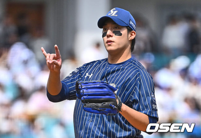 [OSEN=대구, 이석우 기자] 14일 대구 삼성라이온즈파크에서 2024 신한 SOL 뱅크 KBO 리그 삼성 라이온즈와 NC 다이노스의 경기가 열렸다. 홈 첫승과 연패 탈출을 노리는 삼성은 에이스 원태인을 선발로, 삼성전 2승을 기록한 NC는 스윕승을 위해 이재학을 선발로 내세웠다. 삼성 라이온즈 선발투수 원태인이 사인을 보내고 있다. 2024.04.14 / foto0307@osen.co.kr