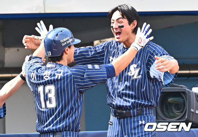 [OSEN=대구, 이석우 기자] 14일 대구 삼성라이온즈파크에서 2024 신한 SOL 뱅크 KBO 리그 삼성 라이온즈와 NC 다이노스의 경기가 열렸다. 홈 첫승과 연패 탈출을 노리는 삼성은 에이스 원태인을 선발로, 삼성전 2승을 기록한 NC는 스윕승을 위해 이재학을 선발로 내세웠다. 삼성 라이온즈 이성규가 4회말 1사 우중간 솔로 홈런을 치고 구자욱의 축하를 받고 있다. 2024.04.14 / foto0307@osen.co.kr