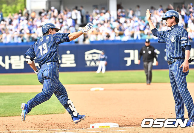 [OSEN=대구, 이석우 기자] 14일 대구 삼성라이온즈파크에서 2024 신한 SOL 뱅크 KBO 리그 삼성 라이온즈와 NC 다이노스의 경기가 열렸다. 홈 첫승과 연패 탈출을 노리는 삼성은 에이스 원태인을 선발로, 삼성전 2승을 기록한 NC는 스윕승을 위해 이재학을 선발로 내세웠다. 삼성 라이온즈 이성규가 6회말 1사 좌월 솔로 홈런을 치고 하이파이브를 하고 있다. 2024.04.14 / foto0307@osen.co.kr