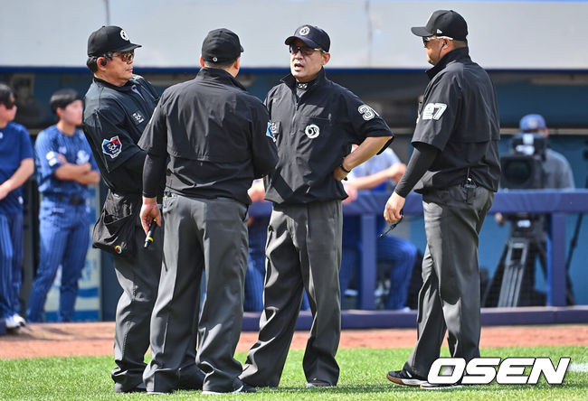 [OSEN=대구, 이석우 기자] 14일 대구 삼성라이온즈파크에서 2024 신한 SOL 뱅크 KBO 리그 삼성 라이온즈와 NC 다이노스의 경기가 열렸다.홈 첫승과 연패 탈출을 노리는 삼성은 에이스 원태인을 선발로, 삼성전 2승을 기록한 NC는 스윕승을 위해 이재학을 선발로 내세웠다.4심이 모여 3회말 2사 2루 삼성 라이온즈 이재현 타석때 스트라이크인 ABS와 다른 볼 판정에 대한 NC 다이노스 강인권 감독의 어필에 대해 합의를 하고 있다. 2024.04.14 / foto0307@osen.co.kr