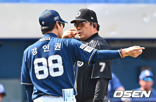 [OSEN=대구, 이석우 기자] 14일 대구 삼성라이온즈파크에서 2024 신한 SOL 뱅크 KBO 리그 삼성 라이온즈와 NC 다이노스의 경기가 열렸다. 홈 첫승과 연패 탈출을 노리는 삼성은 에이스 원태인을 선발로, 삼성전 2승을 기록한 NC는 스윕승을 위해 이재학을 선발로 내세웠다. NC 다이노스 강인권 감독이 3회말 2사 2루 삼성 라이온즈 이재현 타석때 스트라이크인 ABS와 다른 볼 판정에 대해 문승훈 주심에게 어필하고 있다. 그러나 다음 투구 후 어필로 받아 들여지지 않았다. 2024.04.14 / 