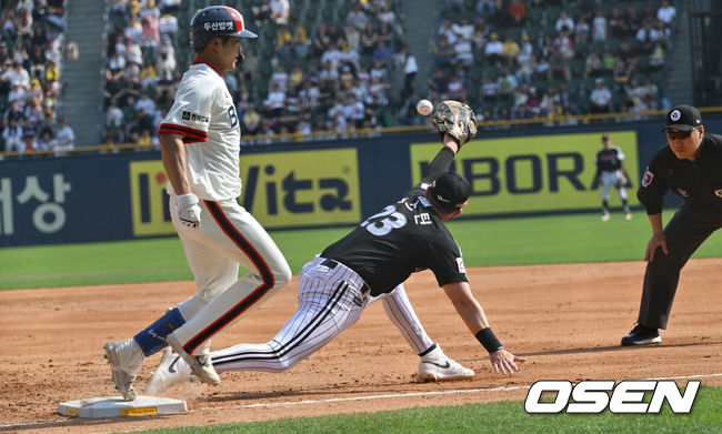 [OSEN=잠실, 조은정 기자]14일 오후 서울 잠실구장에서 ‘2024 신한 SOL BANK KBO리그’ 두산 베어스와 LG 트윈스의 경기가 열렸다. 3회말 2사 3루 두산 김대한이 LG 3루수 문보경 포구실책으로 출루하고 있다. 2024.04.14 /cej@osen.co.kr 