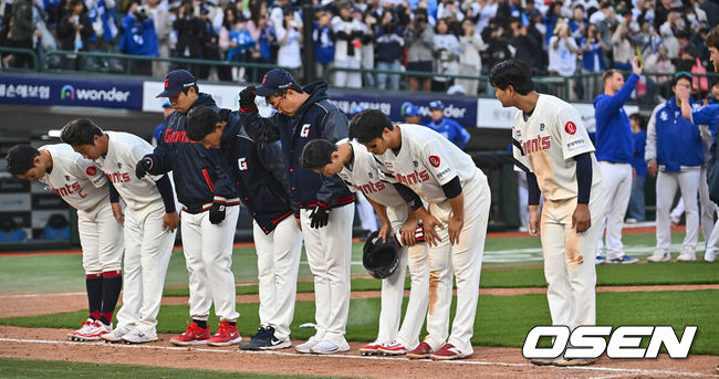 [OSEN=부산, 이석우 기자] 10일 부산 사직구장에서 2024 신한 SOL 뱅크 KBO 리그 롯데 자이언츠와 삼성 라이온즈의 경기가 열렸다. 부상에서 돌아온 김헌곤과 출산휴가를 마친 맥키넌까지 더해진 타선의 힘에 불펜의 안정감을 더한 삼성은 코너를 선발로 내세워 4연승에 도전하고, 롯데는 분위기 반전을 위해 ‘사직 아이돌’ 김민석을 1군으로 불렀고 ‘사직예수’ 윌커슨이 선발로 나섰다.롯데 자이언츠 선수들이 삼성 라이온즈에 연장 10회 승부끝에 7-10으로 역전패 당하고 팬들에게 인사를 하고 있다. 2024.04.10 / foto0307@osen.co.kr