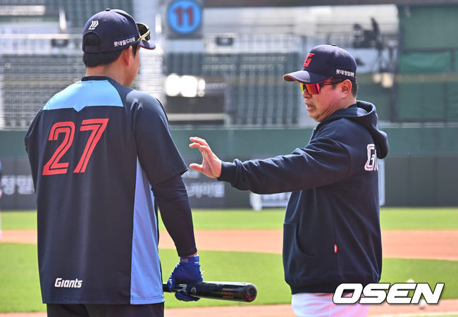 [OSEN=부산, 이석우 기자] 31일 부산 사직구장에서 2024 신한 SOL 뱅크 KBO 리그 롯데 자이언츠와 NC 다이노스의 경기가 열렸다. 롯데 자이언츠 김태형 감독이 유강남과 얘기하고 있다. 2024.03.31 / foto0307@osen.co.kr