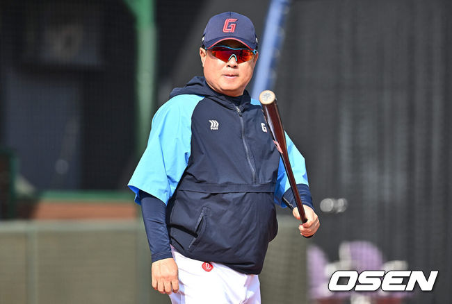 [OSEN=부산, 이석우 기자] 5일 부산 사직구장에서 2024 신한 SOL 뱅크 KBO 리그 롯데 자이언츠와 두산 베어스의 경기가 열렸다. 최근 4연패에 빠진 7위 두산과 전날 한화와의 경기에서 역전패 당한 8위 롯데가 브랜든과 이인복을 선발로 내세워 첫 3연전에 나섰다. 롯데 자이언츠 김태형 감독이 선수들의 훈련을 지켜보고 있다. 2024.04.05 / foto0307@osen.co.kr