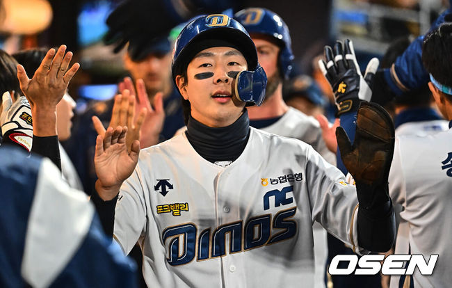 [OSEN=창원, 이석우 기자] 26일 창원 NC파크에서 2024 신한 SOL 뱅크 KBO 리그 NC 다이노스와 키움 히어로즈의 경기가 열렸다. NC 다이노스 박건우가 6회말 2사 만루 서호철의 2타점 좌익수 앞 적시타 득점을 올리고 하이파이브를 하고 있다. 2024.03.26 / foto0307@osen.co.kr