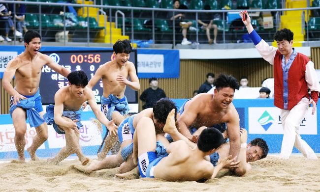 경남 마산중학교가 제1회 대회에 이어 ‘제2회 대한체육회장기전국장사씨름대회’에서 중학교부 단체전 우승을 차지했다. / 대한씨름협회 