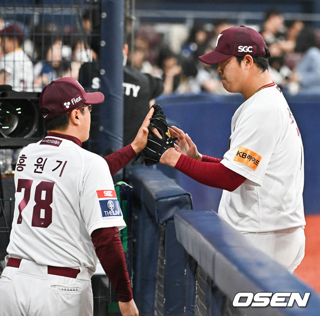 [OSEN=고척, 박준형 기자] 16일 오후 서울 고척스카이돔에서 ‘2024 신한 SOL BANK KBO리그’ 키움 히어로즈와 KT 위즈의 경기가 진행됐다.이날 키움은 후라도를 KT는 쿠에바스를 선발투수로 내세웠다.7회초 이닝종료 후 키움 홍원기 감독이 조상우와 하이파이브를 하고 있다.  2024.04.16 / soul1014@osen.co.kr