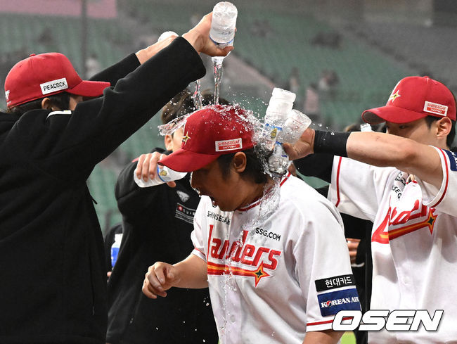 이승엽 감독과 어깨 나란히 'SSG 동료들의 축하 물세례'