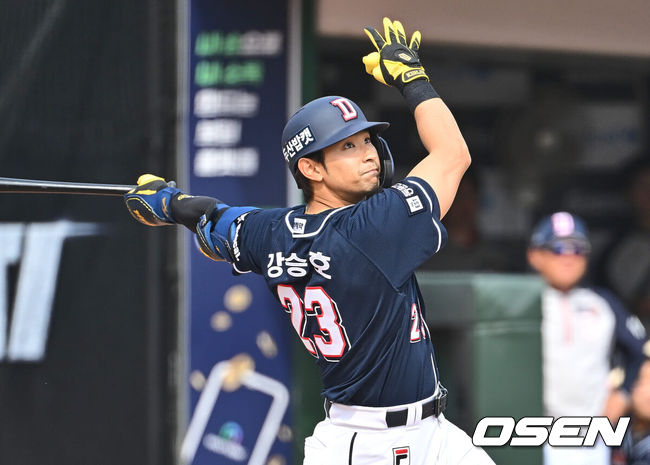 [OSEN=부산, 이석우 기자] 7일 부산 사직구장에서 2024 신한 SOL 뱅크 KBO 리그 롯데 자이언츠와 두산 베어스의 경기가 열렸다. 롯데와 두산의 시즌 첫 3연전 승부는 1-1로 위닝 시리즈를 위한 마지막 승부가 펼쳐졌다.2회초 우월 솔로 홈런을 친 두산 베어스 강승호가 4회초에도 우익수 옆에 떨어지는 2루타를 치고 있다. 2024.04.07 / foto0307@osen.co.kr