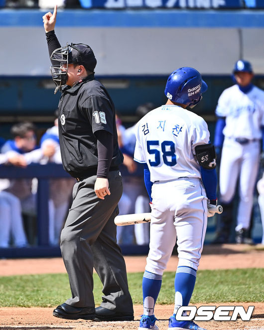 [OSEN=대구, 이석우 기자] 15일 대구 삼성라이온즈파크에서 2024 신한 SOL 뱅크 KBO 리그 삼성 라이온즈와 롯데 자이언츠의 시범경기가 열렸다. 황인권 주심이 3회말 삼성 라이온즈 김지찬에게 피치클락 위반으로 경고를 주고 있다. 2024.03.15 / foto0307@osen.co.kr