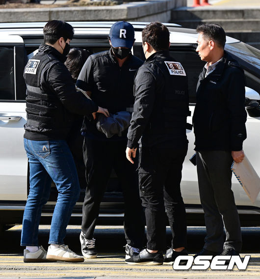 [OSEN=지형준 기자] 21일 오후 서울중앙지방법원에서 마약 투약한 혐의를 받는 전 야구선수 오재원의 영장실질심사가 열렸다.서울 강남경찰서는 지난 20일 오재원에 대해 마약류관리법 위반 혐의로 구속영장을 신청했다. 경찰은 이에 앞서 10일 오재원과 함께 있던 한 여성의 신고로 오재원을 마약 투약 혐의로 임의동행해 조사했다. 당시 오재원은 신고한 여성과 함께 마약 간이 시약검사에서 음성이 나와 귀가했지만 경찰의 추가 단서가 확인되며 19일 체포됐고, 이튿날 구속되는 사태에 이르렀다. 오재원이 구속 전 피의자 심문(영장실질심사)에 출석하고 있다. 2024.03.21 /jpnews@osen.co.kr