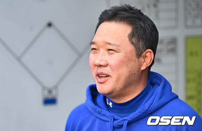 [OSEN=대구, 이석우 기자] 12일 대구 삼성라이온즈파크에서 2024 신한 SOL 뱅크 KBO 리그 삼성 라이온즈와 의 경기가 열렸다. 롯데전 3연승을 쓸어 담은 삼성은 연승 분위기를 이어 갈 선발로 이승민을, 전날 권희동의 연장 10회 끝내기로 위닝 시리즈를 이룬 NC는 2승을 기록중인 카스타노를 선발로 내세웠다.삼성 라이온즈 박진만 감독이 기자들과 얘기하고 있다. 2024.04.12 / foto0307@osen.co.kr