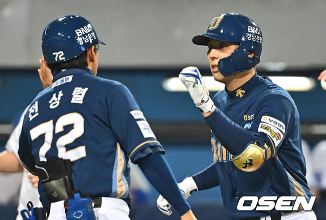 [OSEN=대구, 이석우 기자] 12일 대구 삼성라이온즈파크에서 2024 신한 SOL 뱅크 KBO 리그 삼성 라이온즈와 NC 다이노스의 경기가 열렸다. 롯데전 3연승을 쓸어 담은 삼성은 연승 분위기를 이어 갈 선발로 이승민을, 전날 권희동의 연장 10회 끝내기로 위닝 시리즈를 이룬 NC는 2승을 기록중인 카스타노를 선발로 내세웠다.NC 다이노스 김성욱이 3회초 2사 좌월 솔로 홈런을 치고  하이파이브를 하고 있다. 2024.04.12 / foto0307@osen.co.kr