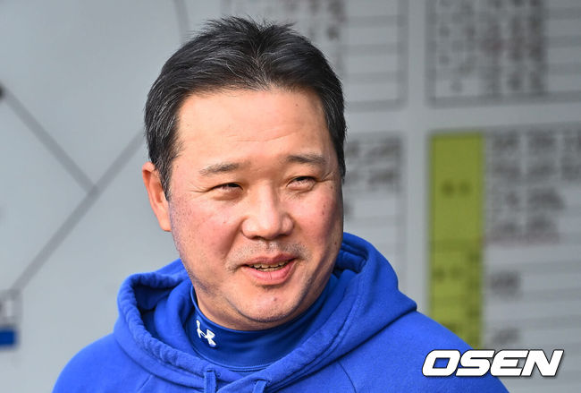 [OSEN=대구, 이석우 기자] 12일 대구 삼성라이온즈파크에서 2024 신한 SOL 뱅크 KBO 리그 삼성 라이온즈와 의 경기가 열렸다. 롯데전 3연승을 쓸어 담은 삼성은 연승 분위기를 이어 갈 선발로 이승민을, 전날 권희동의 연장 10회 끝내기로 위닝 시리즈를 이룬 NC는 2승을 기록중인 카스타노를 선발로 내세웠다.삼성 라이온즈 박진만 감독이 기자들과 얘기하고 있다. 2024.04.12 / foto0307@osen.co.kr