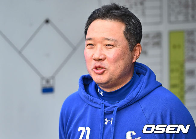 [OSEN=대구, 이석우 기자] 12일 대구 삼성라이온즈파크에서 2024 신한 SOL 뱅크 KBO 리그 삼성 라이온즈와 의 경기가 열렸다. 롯데전 3연승을 쓸어 담은 삼성은 연승 분위기를 이어 갈 선발로 이승민을, 전날 권희동의 연장 10회 끝내기로 위닝 시리즈를 이룬 NC는 2승을 기록중인 카스타노를 선발로 내세웠다.삼성 라이온즈 박진만 감독이 기자들과 얘기하고 있다. 2024.04.12 / foto0307@osen.co.kr